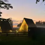 Глэмпинг Indie House на берегу Нары, общий вид: два А-фрейма на закате
