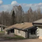 База отдыха Лесное на озере Врево, общий вид: дома на поляне