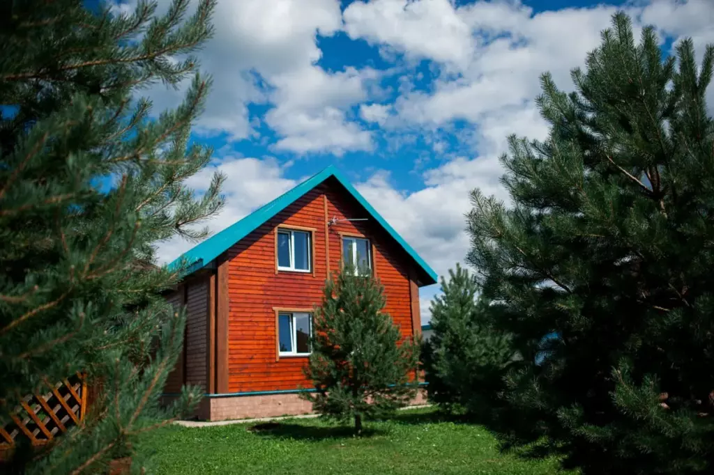 Двухэтажный коттедж «Дуплекс» 200 м² у воды со своим пляжем до 6 гостей: дом с красной обшивкой
