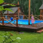 База отдыха Раухова мельница у Шалинского, общий вид: летний бассейн у домов
