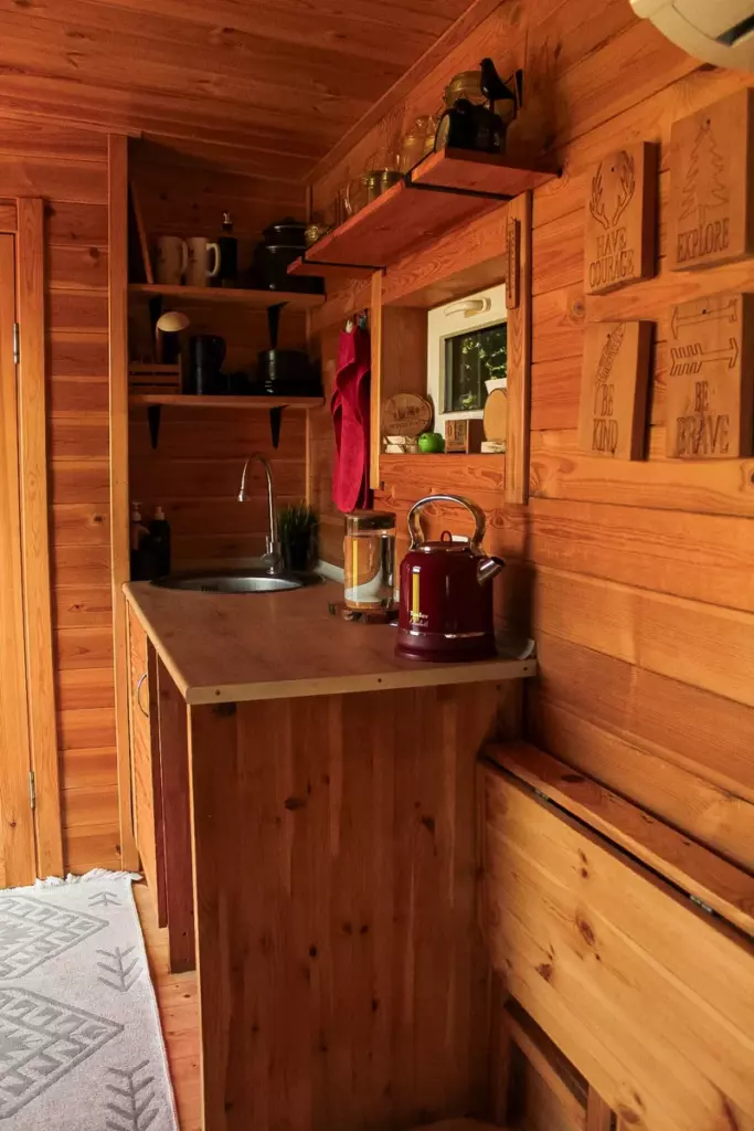 Солнечный домик с банькой и фурако для двоих, Домики Wood place в Друганова: кухонный уголок