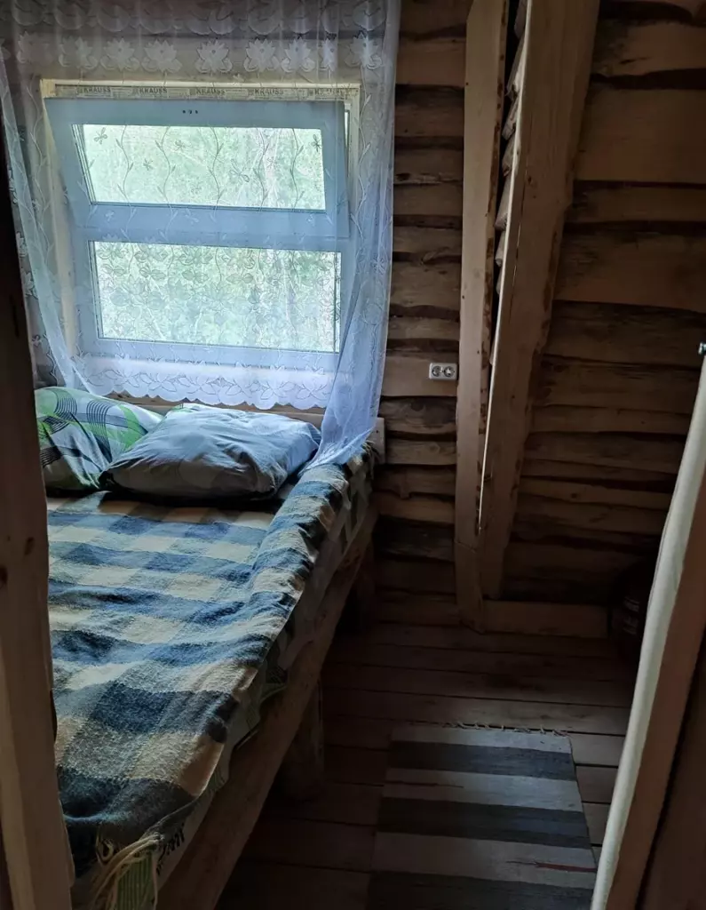 Трёхэтажный терем с банкетным залом до 20 гостей: комната с окном
