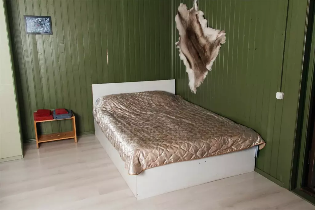 Коттедж №1 с тремя спальнями на две семьи до 8 гостей: спальня