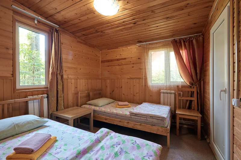 Коттедж «Семейный» с сауной, 80 м², до 6 гостей: спальня с двумя кроватями