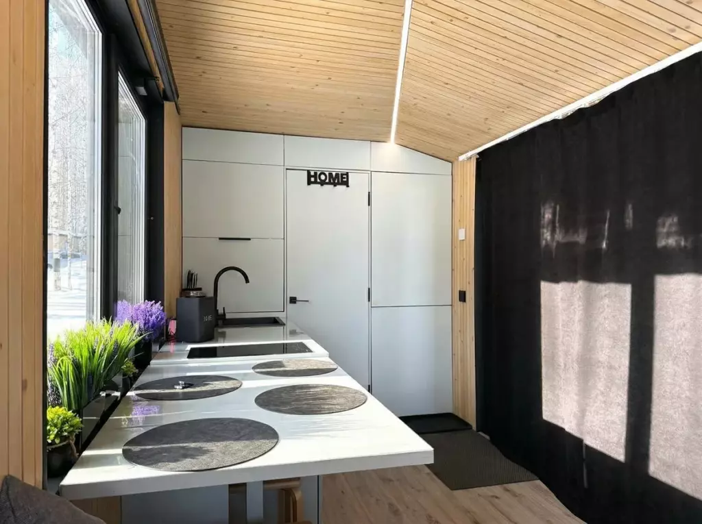 Smart Lodge с проектором и кроватью с раскладной спинкой для двоих: кухня с плитой у окна