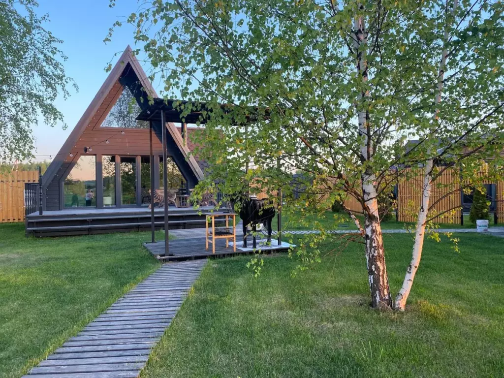 Дом Luxe A-frame 65 м² с камином и двумя спальнями до 6 гостей: дом среди берёз