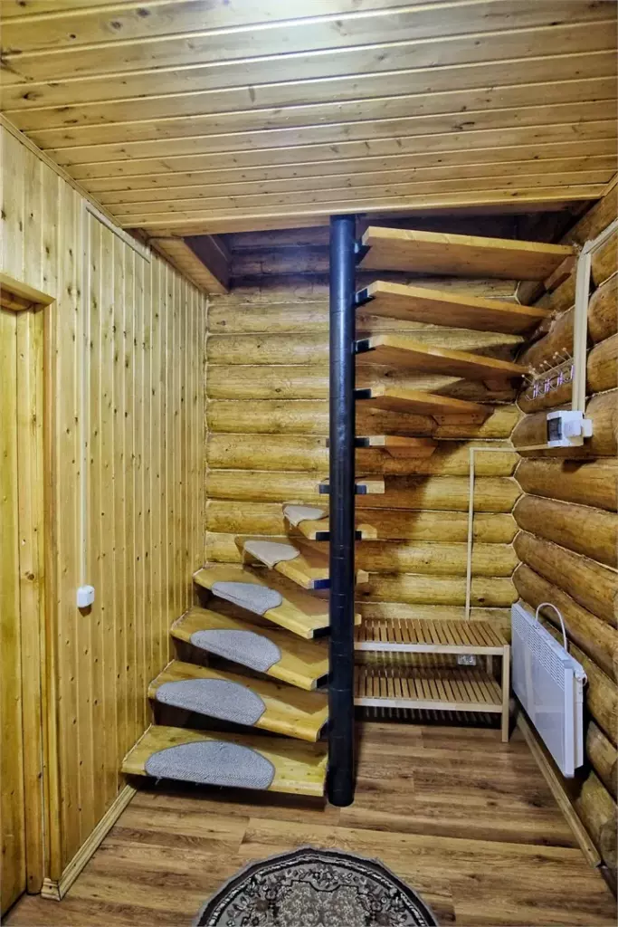 Двухэтажный коттедж 74 м² с гостиной и балконом до 8 гостей: лестница наверх