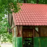 Парк Забава в Белкино под Ярославлем, общий вид: беседка «Рябина» на склоне