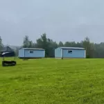 База отдыха Умосту на полуострове у озера Векколаярви, общий вид: поляна и домики