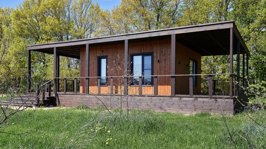 Дом с круговой террасой 40 м² до 4 гостей, Фермерский курорт «Богдарня» в Крутове: дом с террасой