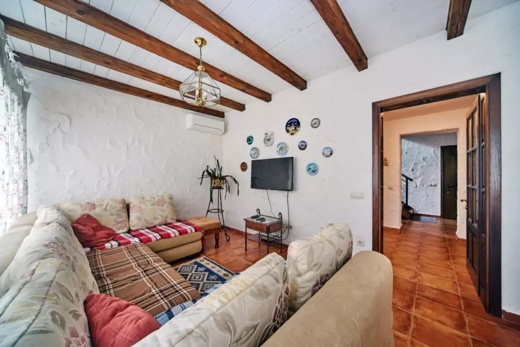 Альпийский дом с камином и бассейном до 12 гостей: диваны и телевизор