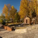 Загородный спа-отель Талес на озере Таватуй, общий вид: территория на берегу озера