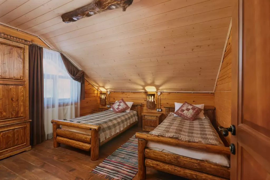 Резной гостевой дом «Боярский» на 175 м² до 8 гостей: спальня в мансарде