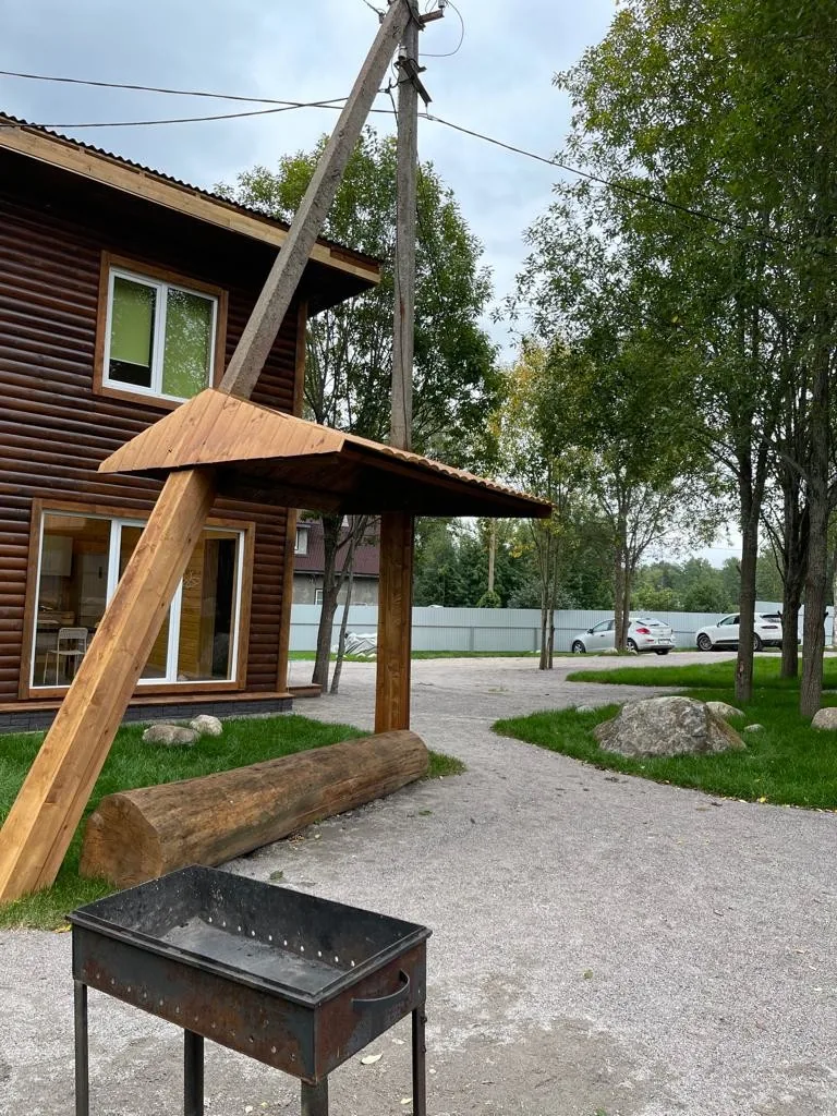Двухэтажный коттедж №15 на четыре спальни до 10 гостей: мангальная зона у дома