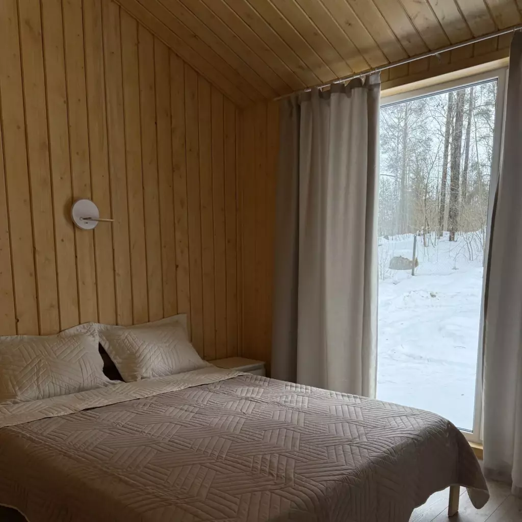 Барнхаус с печью-камином и террасой до 6 гостей, База отдыха Eco Village Vuoksa в Беличьем: спальня