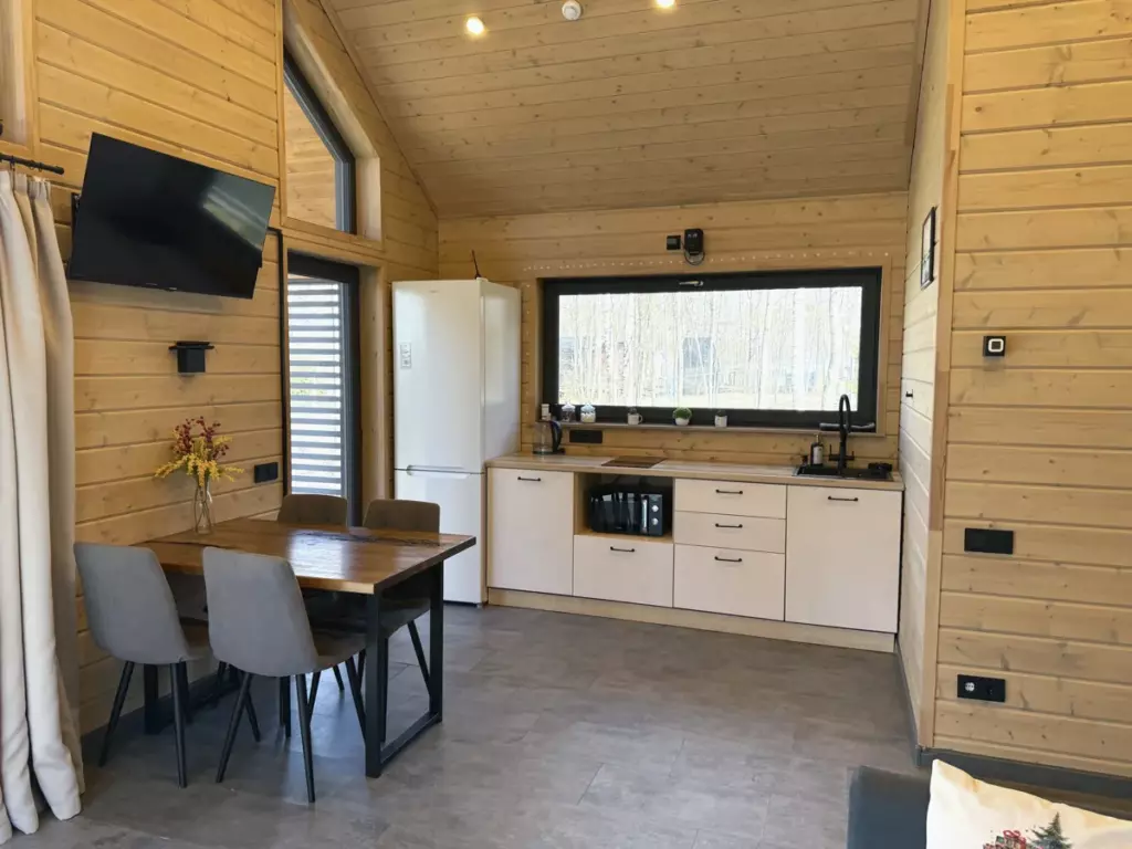 Barn Family с двумя спальнями и проектором для семьи до 6 гостей: кухонный остров и холодильник