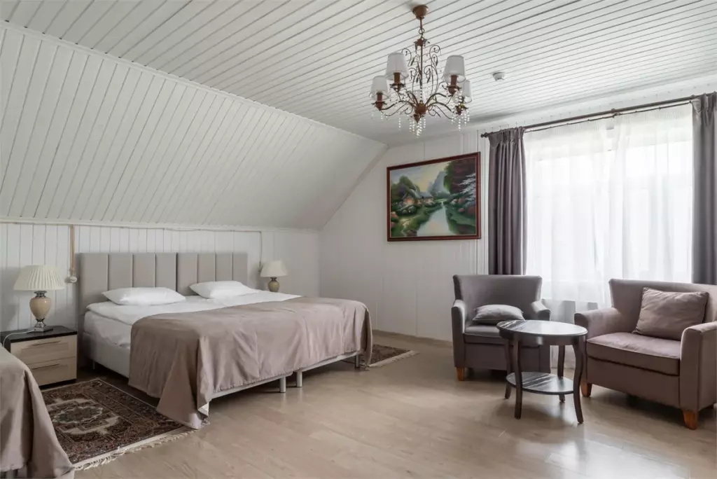 Трёхкомнатный коттедж 250 м² с кухней и верандой до 8 гостей: спальня с креслами