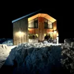 Барнхаусы SVEKLA project у горы Зелёной, общий вид: дом ночью