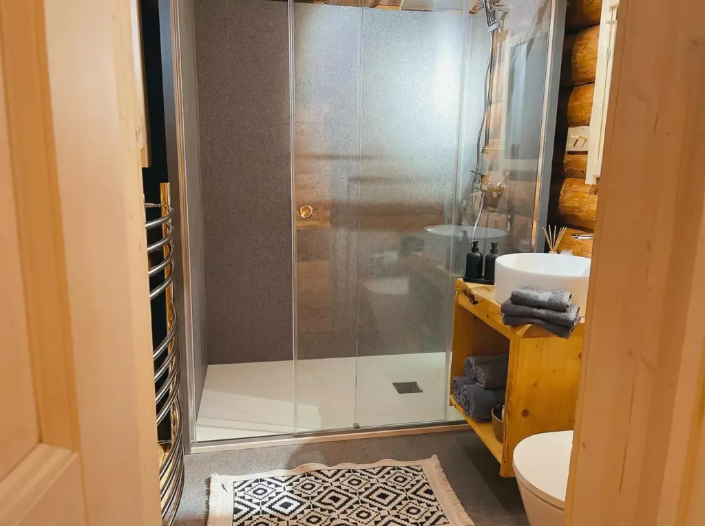 Бревенчатый дом 56 м² с камином и кухней-гостиной до 3 гостей: душевая кабина
