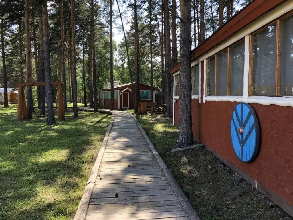 Закрытые беседки Фрей и Фрейа с мангалом до 15 человек, Викинг Парк в Шелехове: беседка у дорожки