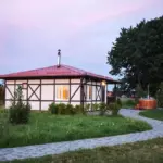База семейного отдыха Деревня Проломовка у Деймы, общий вид: домик базы на закате