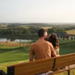 Спортивно-туристическая деревня Горка в Ново-Гурьевском, общий вид: вид на холмы и озеро