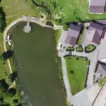Загородный комплекс Мурашики в Нижних Муллах, общий вид: комплекс и пруд сверху