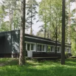 Загородный клуб Искатель в Молодёжном, общий вид: гостевой дом в соснах