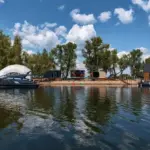 Эко-остров Кенгуриба на Волге, общий вид: остров с воды