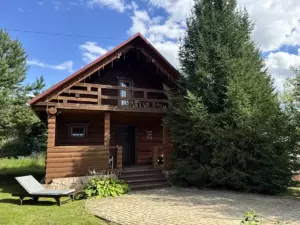 Большой бревенчатый коттедж Big Shanti с мансардой, камином и балконом до 8 гостей