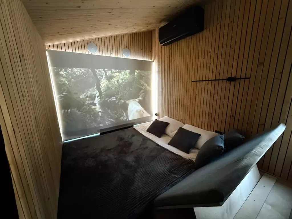 Smart Lodge с проектором и кроватью с раскладной спинкой для двоих: спальное место с шторами