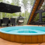 Глэмпинг Kedr camp в Охлебинино, общий вид: купель на веранде