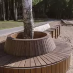 Комплекс Eco Village на Правдинском озере, общий вид: скамья вокруг берёзы у пляжа