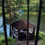 Грин-парк Кедровый причал на Красноярском море, общий вид: беседка у воды