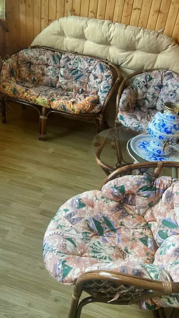 Двухэтажный дом с камином, закрытым двором и стоянкой до 6 гостей: плетёная мебель на лоджии
