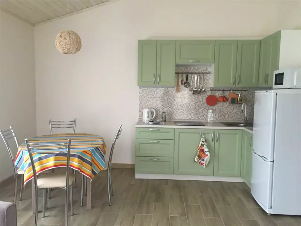 Дом «Зелёный» 50 м² с панорамными окнами на озеро до 6 гостей: кухня