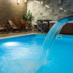SPA-отель Алсма в сосновом лесу под Бором, общий вид: закрытый бассейн с водопадом