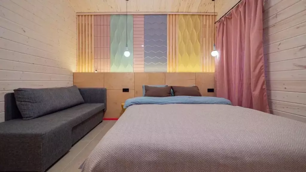 Дом «Кэнди» 210 м² с камином и банным чаном до 21 гостя, Дома Rent Hut в Елагино: спальня с диваном