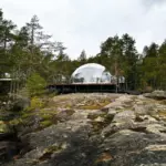 Глэмпинг Lago Ladoga на острове Хавус, общий вид: геокупол на скалах