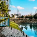 Дом Дельфин Хаус у воды на Велижанском тракте, общий вид: бирюзовая вода у дома