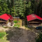 Valday Hunting & Country Club у деревни Ключи, общий вид: коттеджи с красными крышами