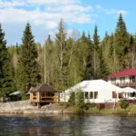 База отдыха Царь Горы на реке Тохмайоки, общий вид: вид на базу с реки
