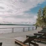 Комплекс Eco Village на Правдинском озере, общий вид: набережная с лежаками у озера
