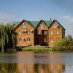 База отдыха Zолотой саZан в Карайчевке, общий вид: корпус у пруда