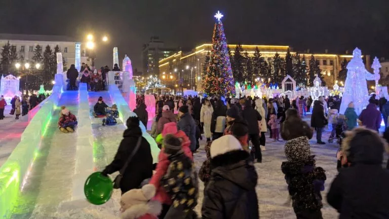 Ледовые городки зимы 2027: где посмотреть ледяные скульптуры и покататься с горок